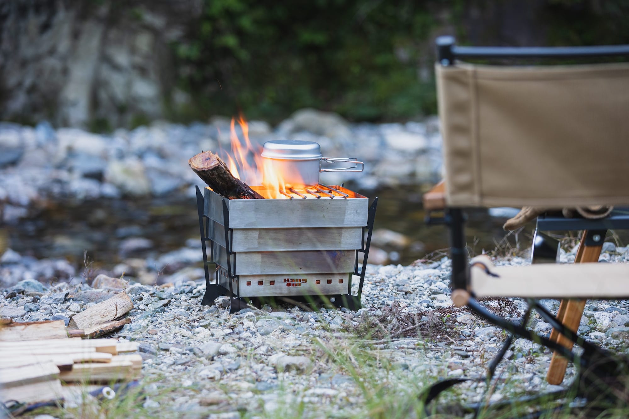 煙突効果で燃焼力抜群 炎と灯りを楽しむ焚火台 komorebi | 【SIEVE